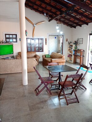 24-inch flat-screen TV with satellite channels, TV - Hotel Recanto Do Sol (Cananeia)