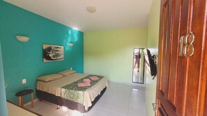 Minibar, escritorio, espacio para trabajar con laptop y wifi gratis 