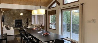 Charming Waterfront Cottage 35 minutes from Mont-Tremblant