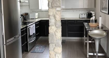 Charming Waterfront Cottage 35 minutes from Mont-Tremblant