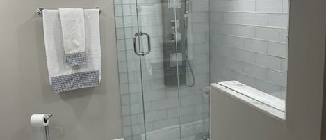 Douche, séchoir à cheveux, serviettes fournies, savon