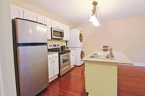 Een koelkast, een microgolfoven, een oven, een kookplaat