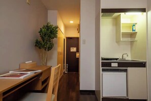 Fridge, microwave, stovetop, electric kettle - ELM Takadanobaba (Tokyo)