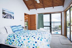 4 bedrooms, desk, iron/ironing board, free WiFi - Tranquil waterfront escape with gorgeous views & a touch of history  (Russell)