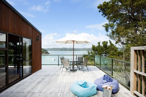 Tranquil waterfront escape with gorgeous views & a touch of history 