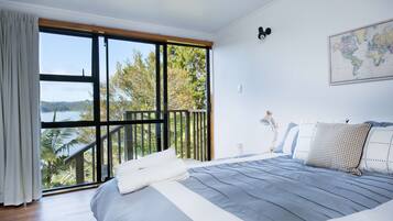 4 bedrooms, desk, iron/ironing board, free WiFi