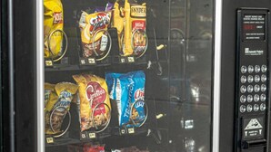 Un distributeur automatique rempli de différents types d’en-cas.