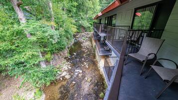 Suite, uitzicht op rivier | Uitzicht vanaf balkon