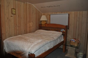 Standard Suite | Premium bedding, down duvets, memory-foam beds, individually decorated - Victorian style bnb (Moose Jaw)