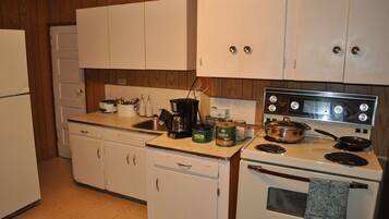 Standard Suite | Private kitchen | Full-size fridge, oven, stovetop, coffee/tea maker