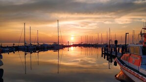 Uma marina com barcos atracados ao pôr do sol.