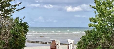 Deluxe Apartment, Private Bathroom, Garden View (Garten-1Schlafzimmer-DG) | Beach