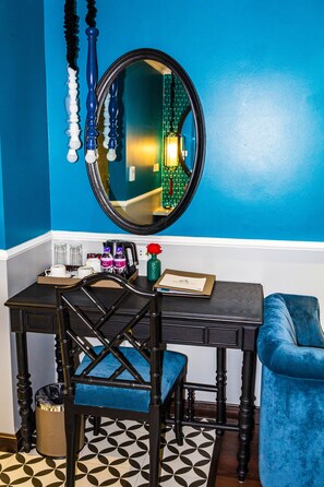 Senior Double Room, 1 King Bed | Minibar