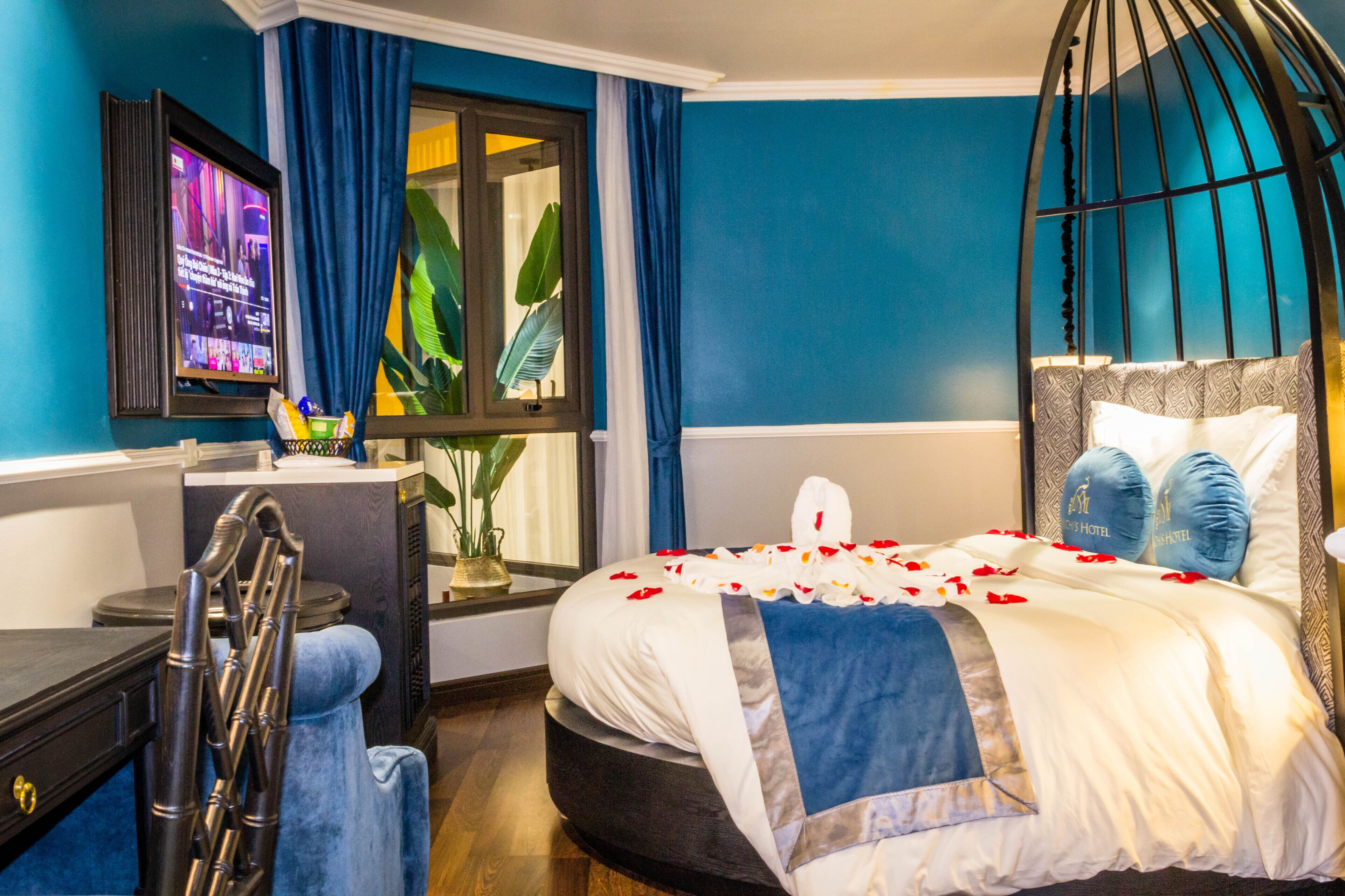 Senior Double Room, 1 King Bed | Premium bedding, down comforters, memory foam beds, minibar