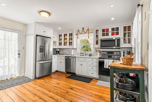 Historic Seaside Captain’s House in Downtown Mystic