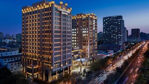 Ein Courtyard Marriott Hotel mit modernem Design, mit mehreren Stockwerken und einem markanten Eingang.