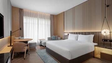 Minibar, Zimmersafe, Schreibtisch, laptopgeeigneter Arbeitsplatz