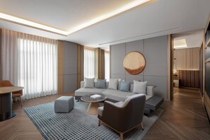 Minibar, in-room safe, desk, laptop workspace - Courtyard by Marriott Taiyuan (Taiyuan)