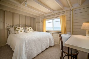 6 bedrooms, desk, iron/ironing board, free WiFi - Vintage Lakefront Home in Historic Van Buren Point (Van Buren Point)