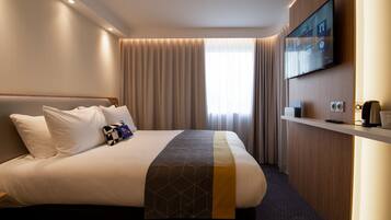 Cofres nos quartos, espaço de trabalho para notebook, cortinas blackout