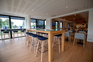 Bar (on property) - Holiday Inn Express Arcachon - La Teste by IHG (La Teste-de-Buch)