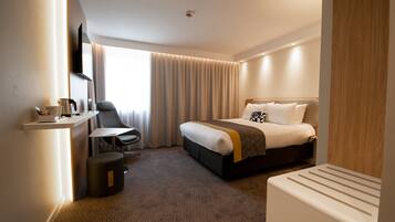 In-room safe, laptop workspace, blackout drapes, iron/ironing board