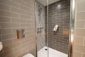 Shower, hair dryer, towels - Holiday Inn Express Arcachon - La Teste by IHG (La Teste-de-Buch)