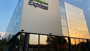 A modern building with a glass facade and a sign reading "Holiday Inn Express". - Holiday Inn Express Arcachon - La Teste by IHG (La Teste-de-Buch)