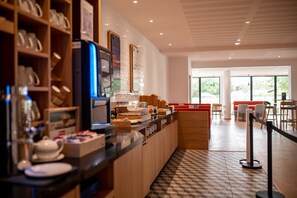 Free daily buffet breakfast - Holiday Inn Express Arcachon - La Teste by IHG (La Teste-de-Buch)