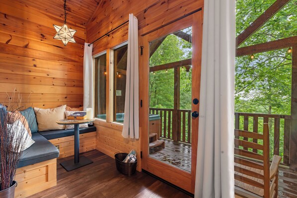 Una Smart TV, una chimenea, una videoteca