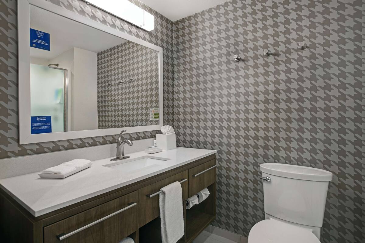 studio, 2 queen beds, non smoking | bathroom | towels