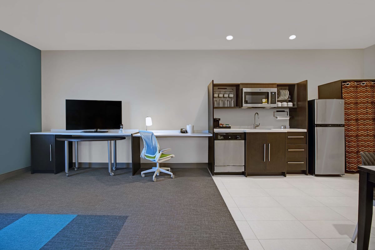 suite, 1 bedroom, non smoking | private kitchen | full-sized fridge, microwave, dishwasher, coffee/tea maker