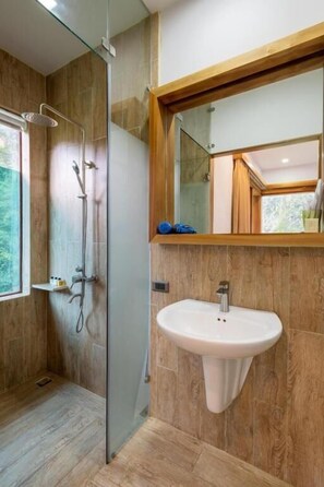 Kamer | Badkamer |  milieuvriendelijk toiletgerief, een haardroger, pantoffels, een bidet
