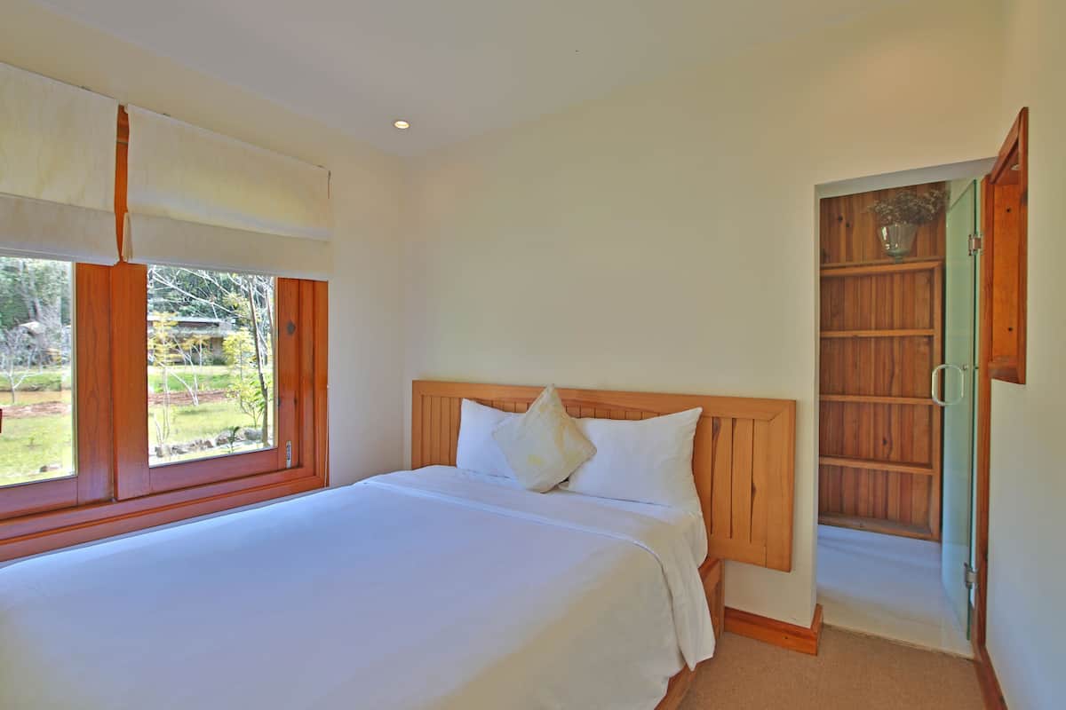 Cherry Blossom Cottage | Minibar, desk, laptop workspace, free WiFi