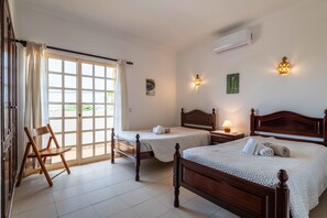 4 bedrooms, iron/ironing board, free WiFi, bed sheets
