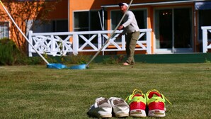 A pair of shoes on a grassy area with a building in the background. - Pension Tinkuna (Minamiaso)