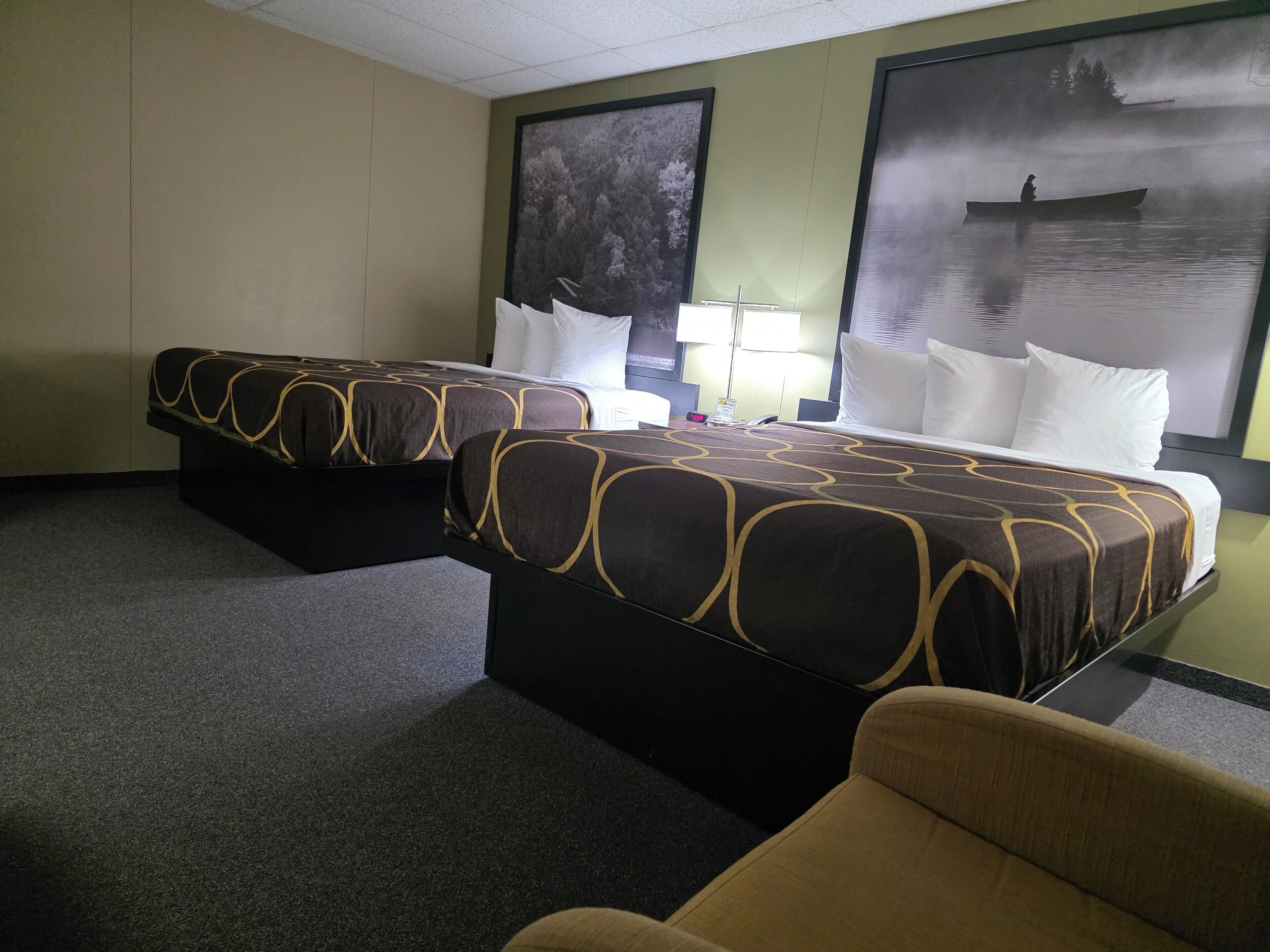 Schreibtisch, laptopgeeigneter Arbeitsplatz, kostenlose Babybetten