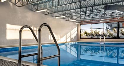 Super 8 by Wyndham Hearst ON