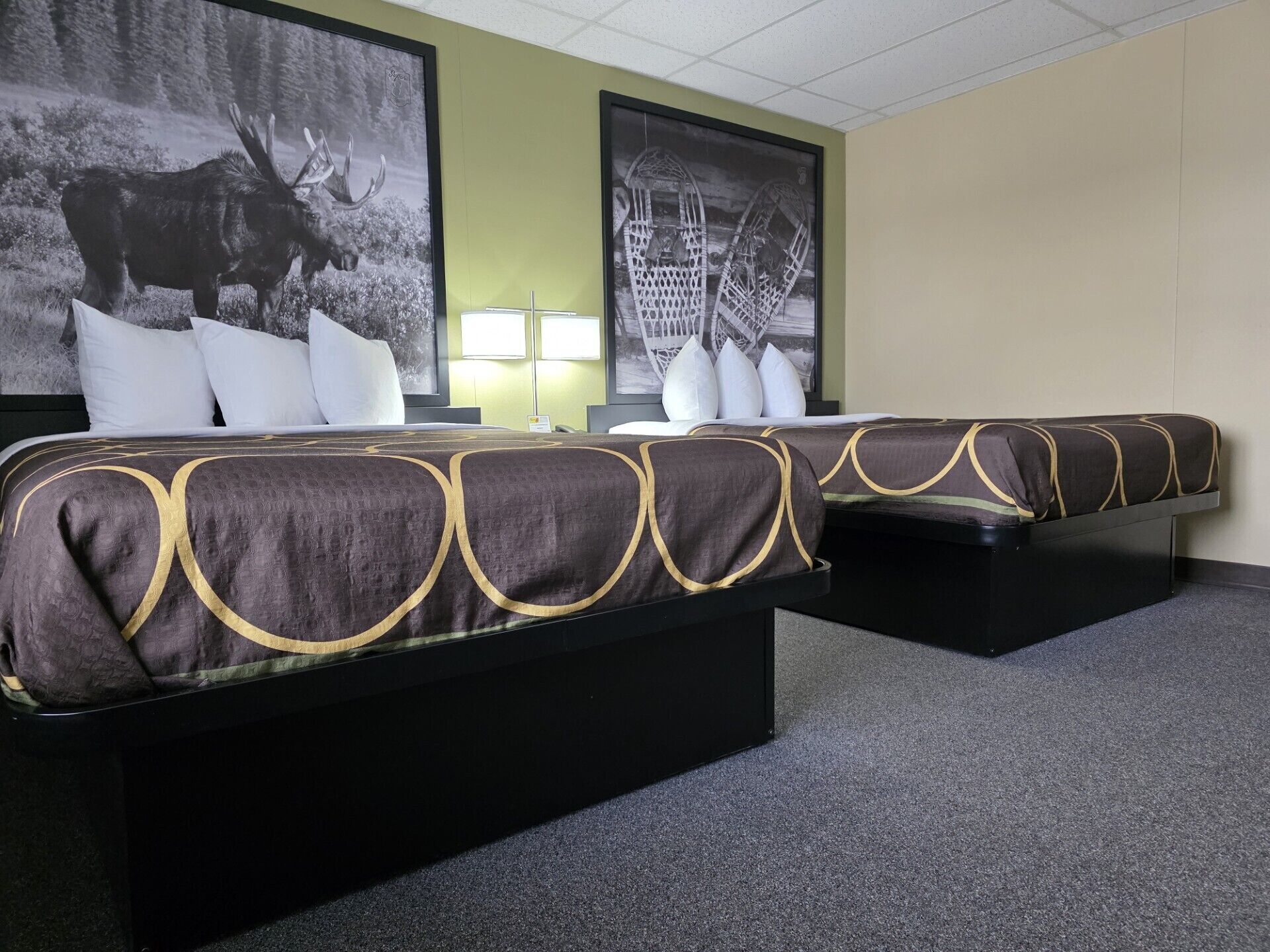 Værelse - 2 queensize-senge - ikke-ryger (First Floor) | Skrivebord, arbejdsområde til bærbare computere, gratis baby-/barnesenge