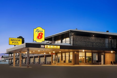 Fachada. Super 8 by Wyndham Hearst ON