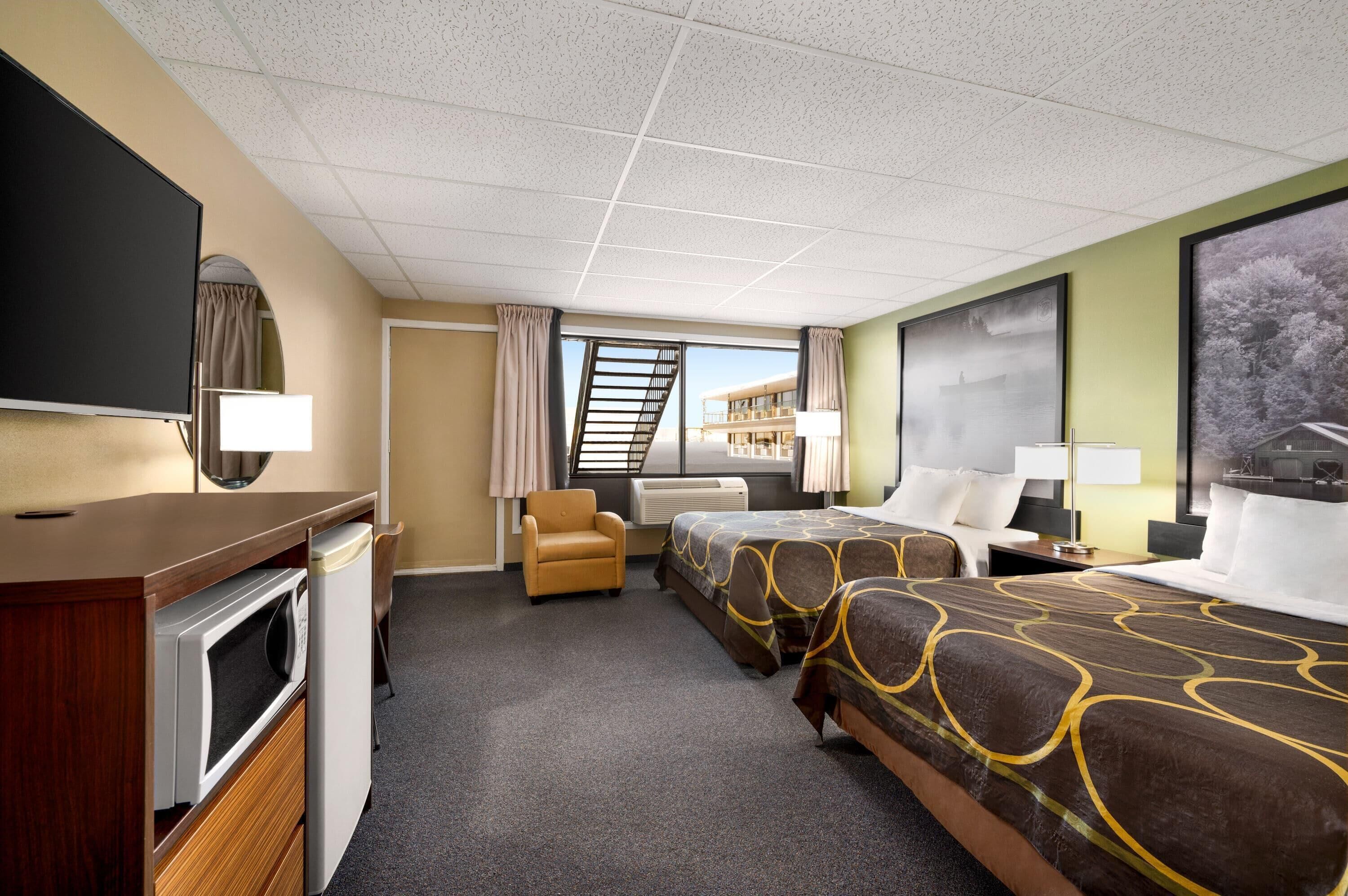 Habitación, 2 camas Queen size, para no fumadores (Pet Friendly/First Floor) | Escritorio, espacio para trabajar con laptop y cunas gratuitas 