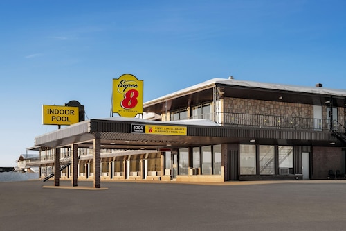 Super 8 by Wyndham Hearst ON