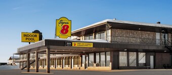 Super 8 by Wyndham Hearst ON