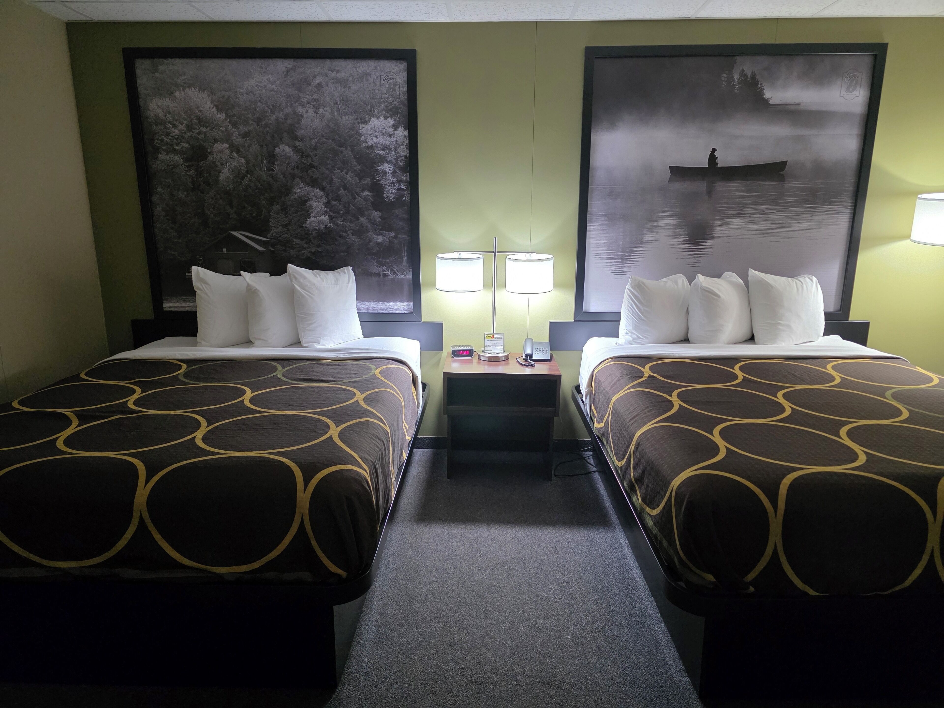 Schreibtisch, laptopgeeigneter Arbeitsplatz, kostenlose Babybetten