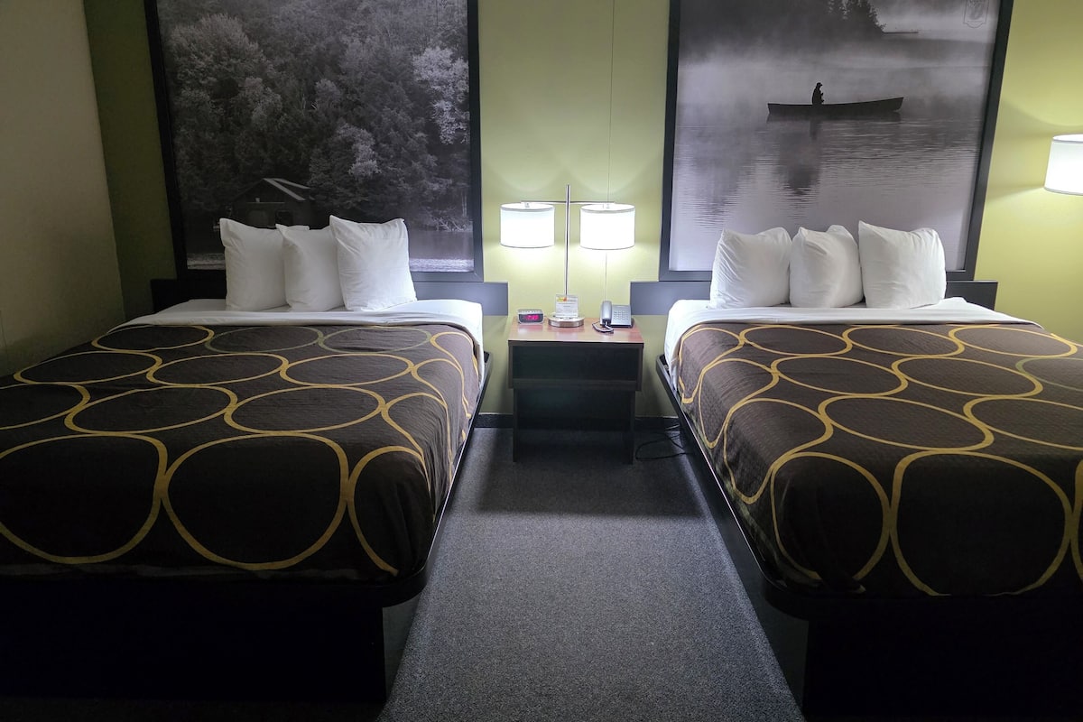 Schreibtisch, laptopgeeigneter Arbeitsplatz, kostenlose Babybetten