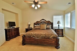 3 makuuhuonetta, työpöytä, silitysrauta/-lauta, ilmainen Wi-Fi