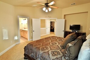 3 soverom, skrivebord, strykejern/-brett og wi-fi (inkludert)