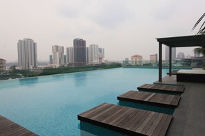 Outdoor pool - Paragon Suite by Superhost (Johor Bahru)