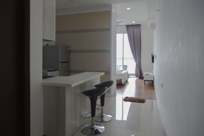 Estudio | Cocineta privada | Refrigerador con congelador, microondas y parrilla de estufa 