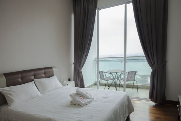 Iron/ironing board, free WiFi - Paragon Suite by Superhost (Johor Bahru)